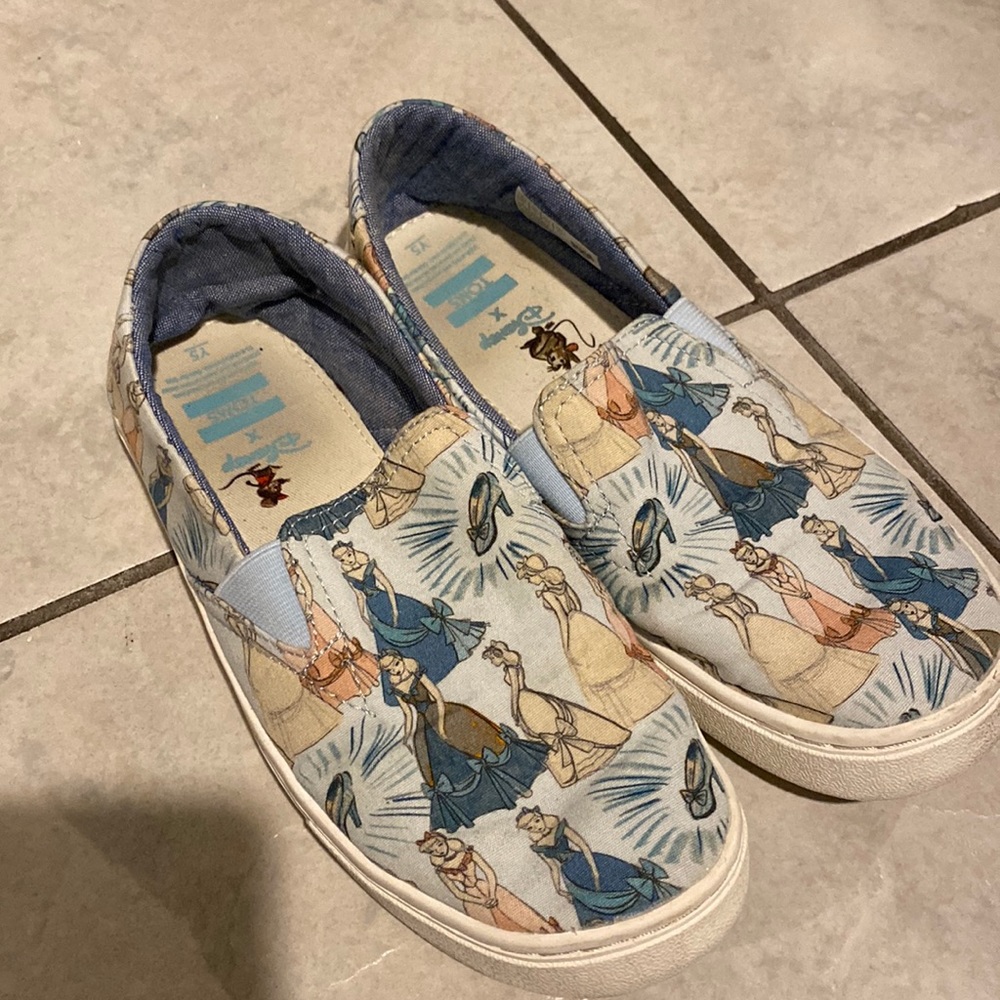 TOMS, Cinderella slip ons. Size 5Y, fits like womens 7. - Picture 1 of 2